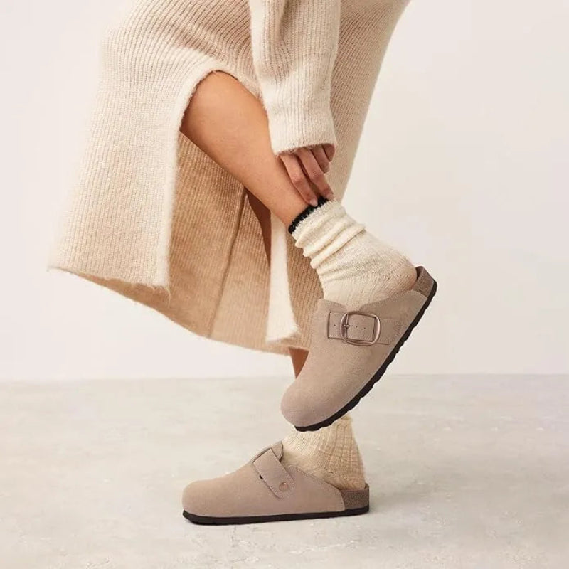 Sabots en Cuir Suede avec Grande Boucle taupe5